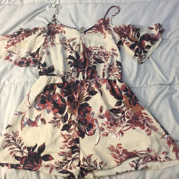 🎉 HP! 🌸 gorgeous cold-shoulder romper. - Picture 2 of 5